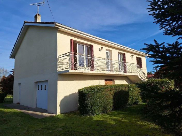 Image No.1-Maison de 4 chambres à vendre à Charente