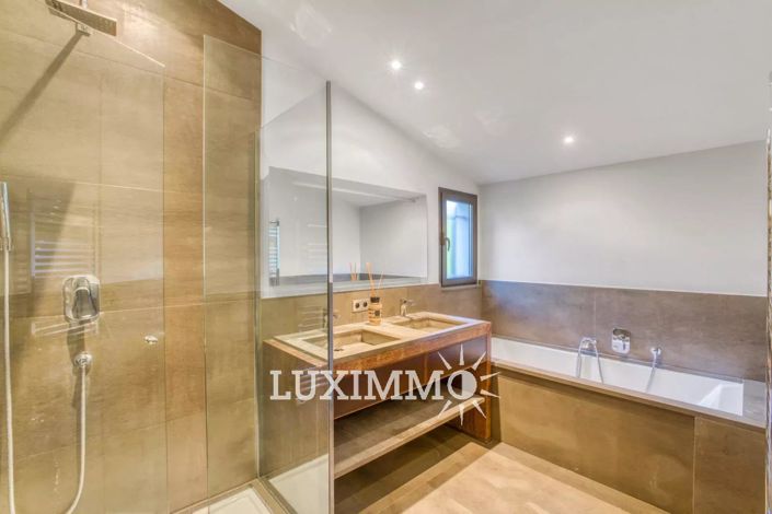 Image No.8-4 Bed House for sale