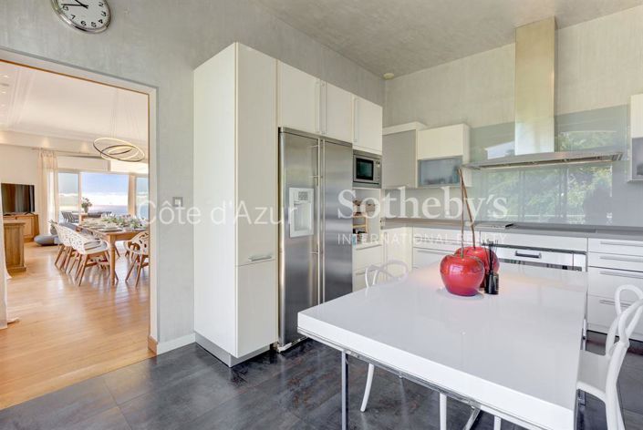 Image No.10-6 Bed Property for sale