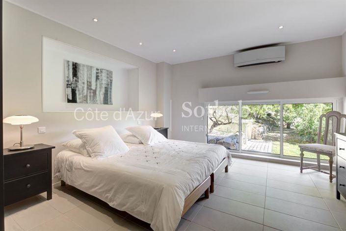 Image No.13-6 Bed Property for sale