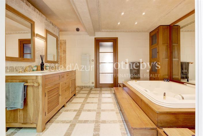 Image No.14-6 Bed Property for sale