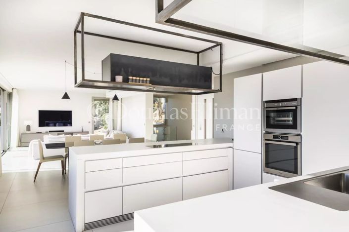 Image No.8-6 Bed House for sale