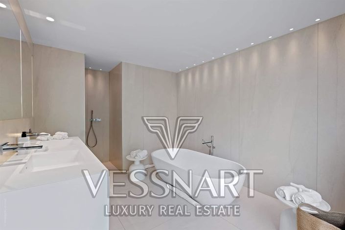 Image No.17-5 Bed House for sale