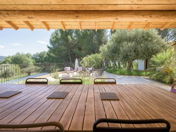 Image No.1-8 Bed House for sale