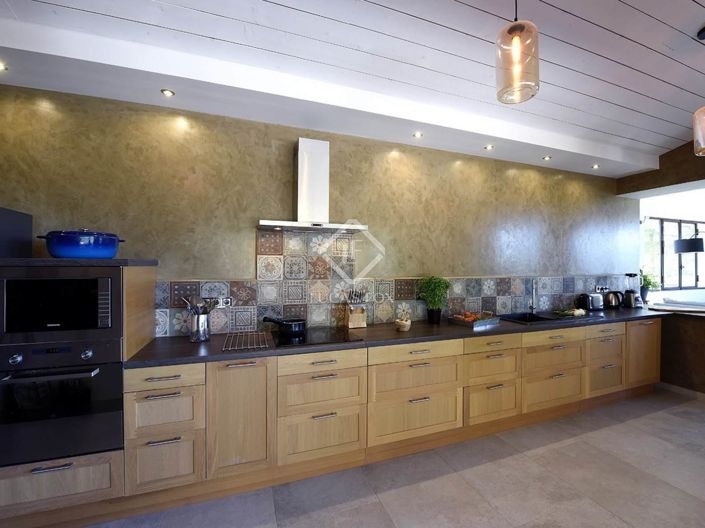 Image No.21-8 Bed House for sale