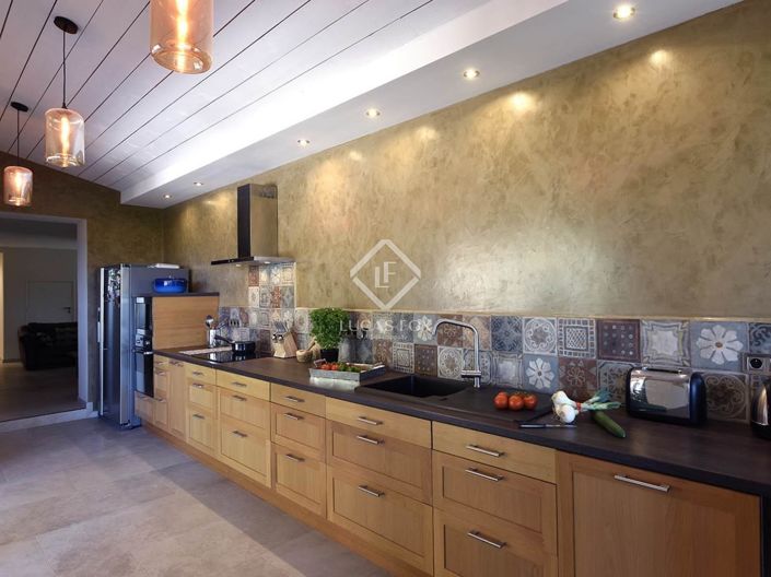 Image No.22-8 Bed House for sale