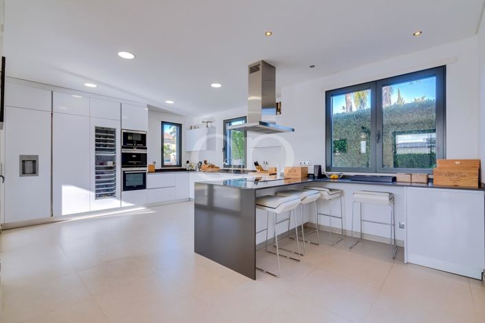 Image No.3-4 Bed House for sale