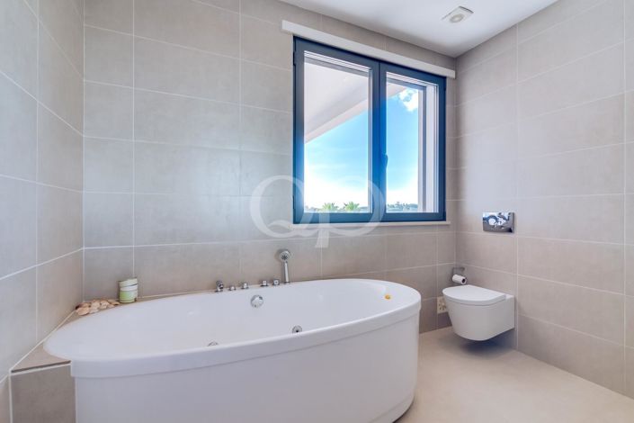 Image No.33-4 Bed House for sale