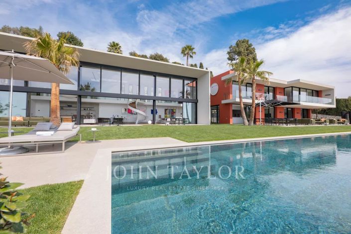 Image No.1-8 Bed House for sale