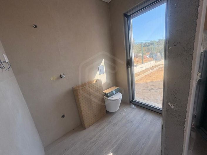 Image No.11-3 Bed House for sale