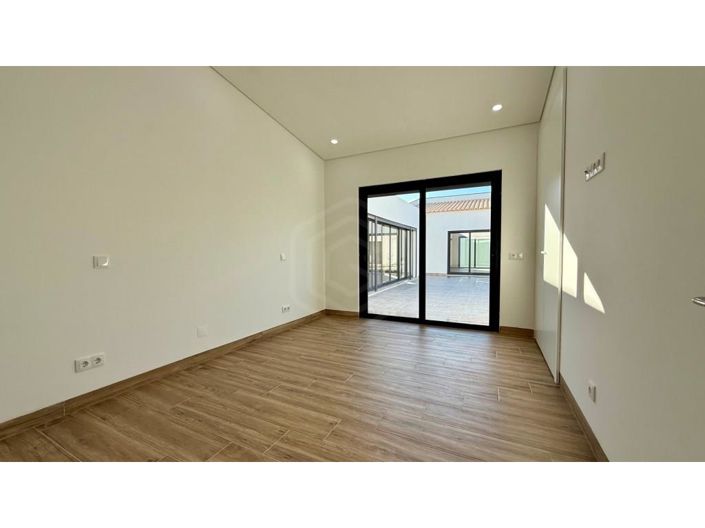 Image No.24-3 Bed House for sale