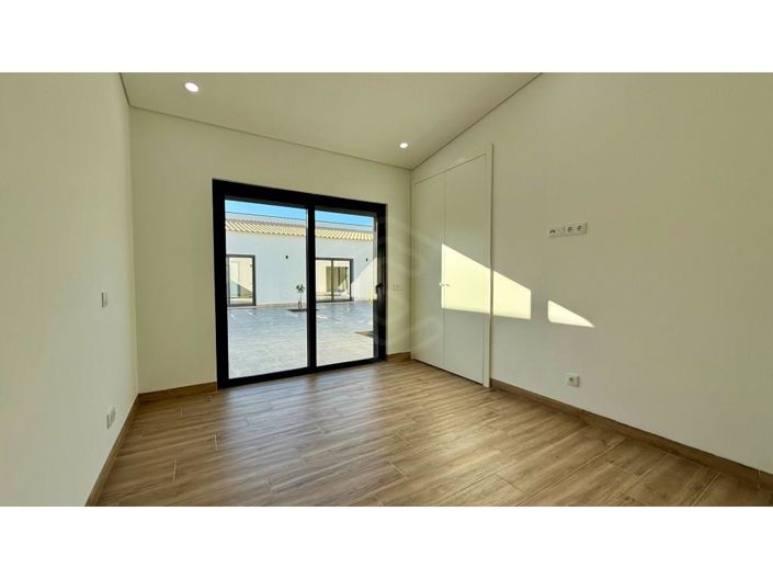 Image No.27-3 Bed House for sale