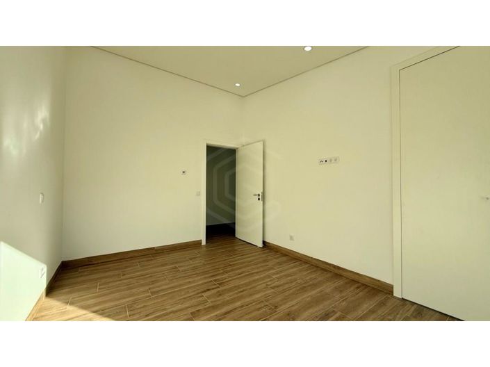 Image No.28-3 Bed House for sale