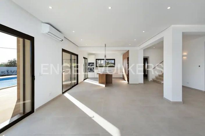 Image No.12-4 Bed House for sale