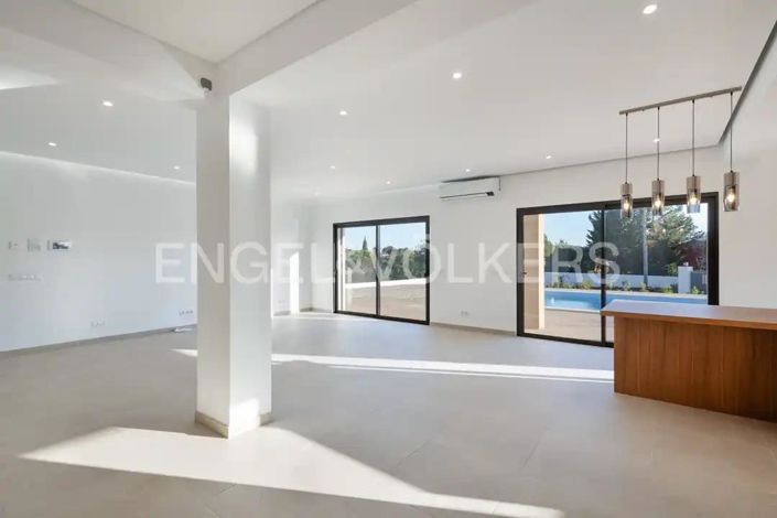 Image No.15-4 Bed House for sale