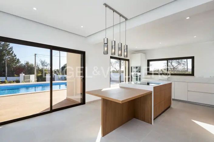 Image No.16-4 Bed House for sale