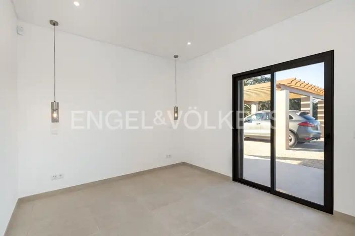 Image No.25-4 Bed House for sale