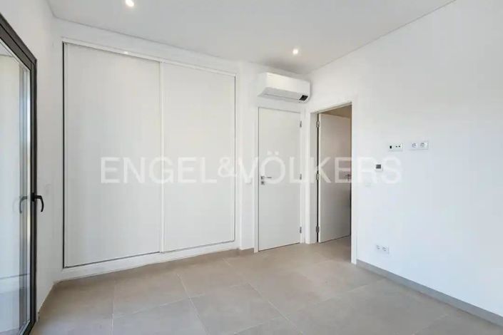 Image No.27-4 Bed House for sale