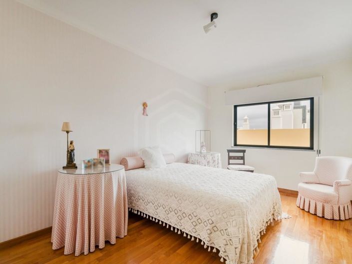 Image No.10-5 Bed Apartment for sale