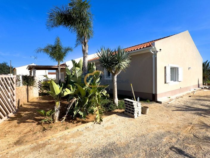 Image No.1-4 Bed House for sale