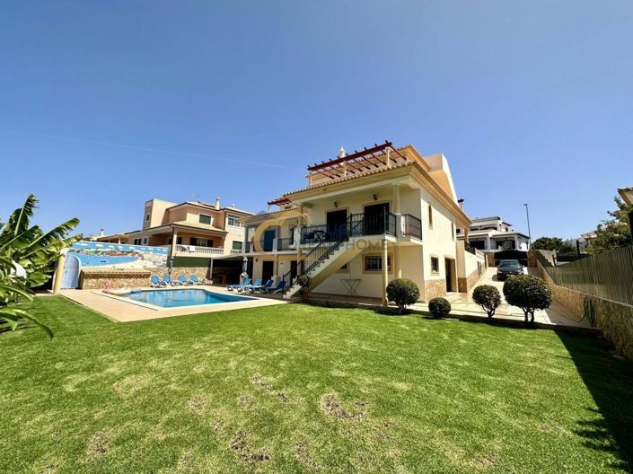 Image No.1-8 Bed House for sale