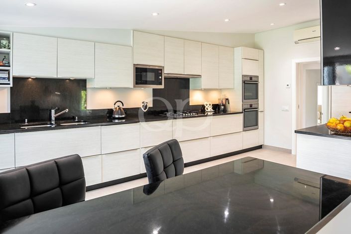 Image No.8-4 Bed House for sale