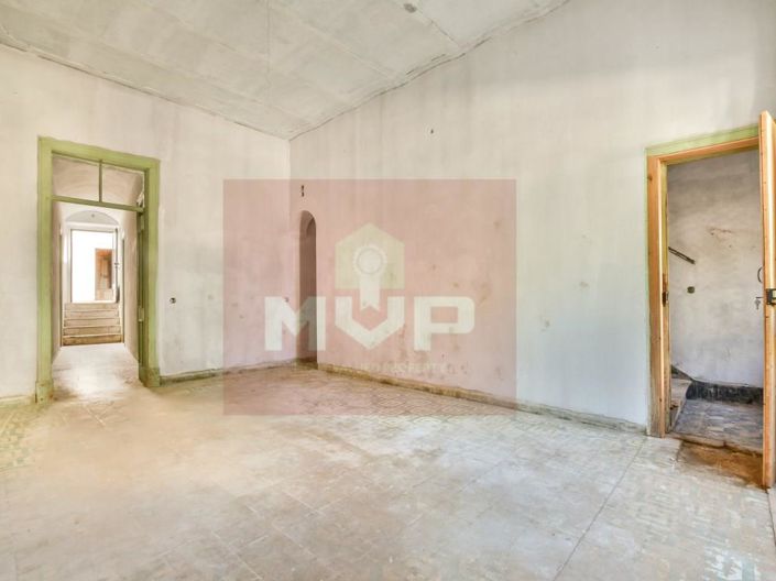 Image No.6-20 Bed House for sale