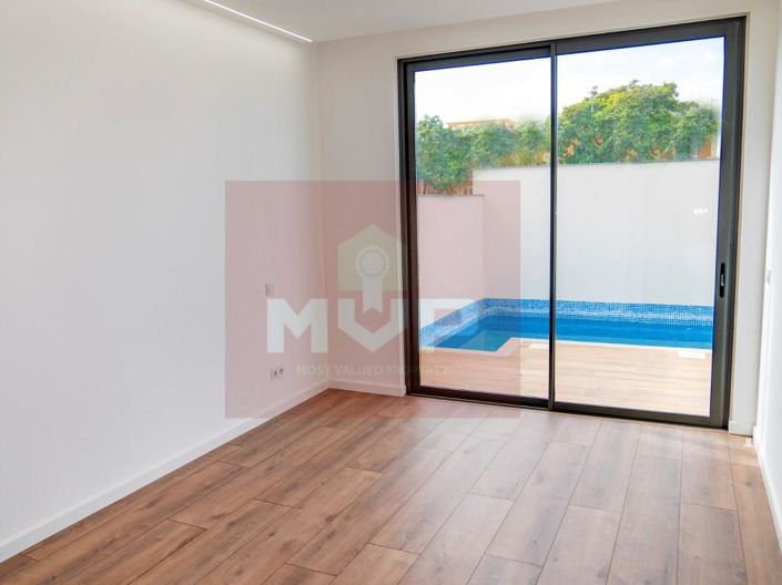 Image No.8-3 Bed House for sale