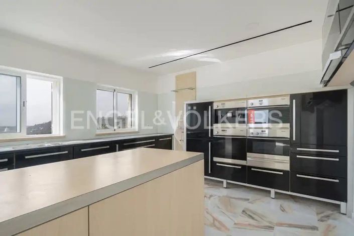 Image No.17-4 Bed House for sale