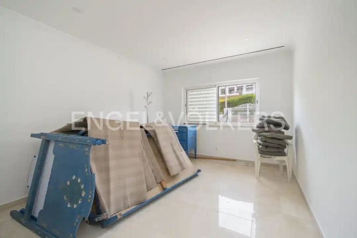 Image No.18-4 Bed House for sale