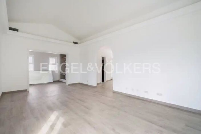 Image No.25-4 Bed House for sale