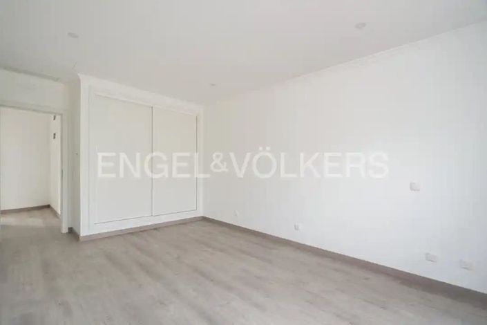 Image No.32-4 Bed House for sale