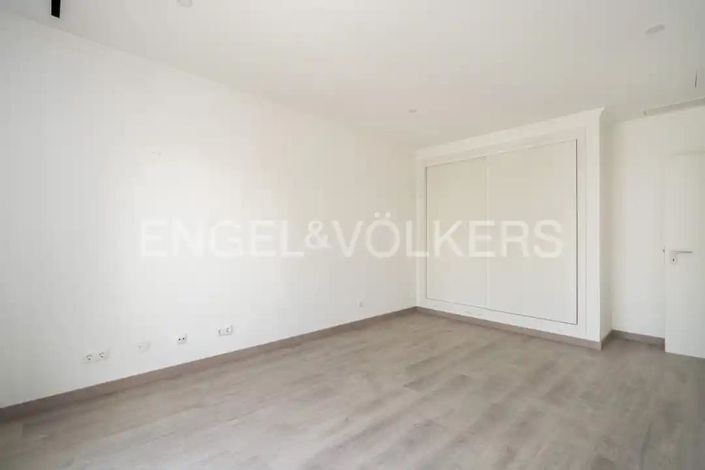 Image No.35-4 Bed House for sale