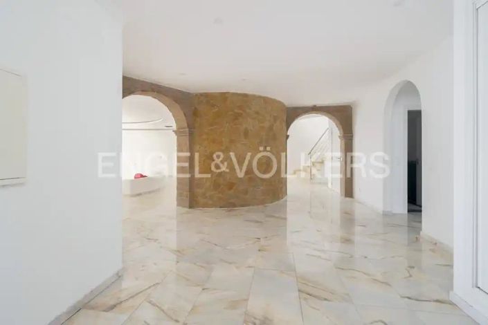 Image No.6-4 Bed House for sale