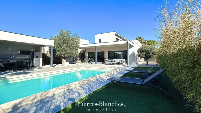 Image No.1-4 Bed House for sale