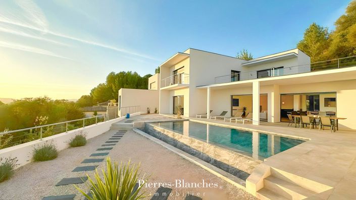 Image No.1-5 Bed Property for sale