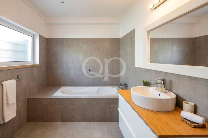 Image No.9-4 Bed House for sale