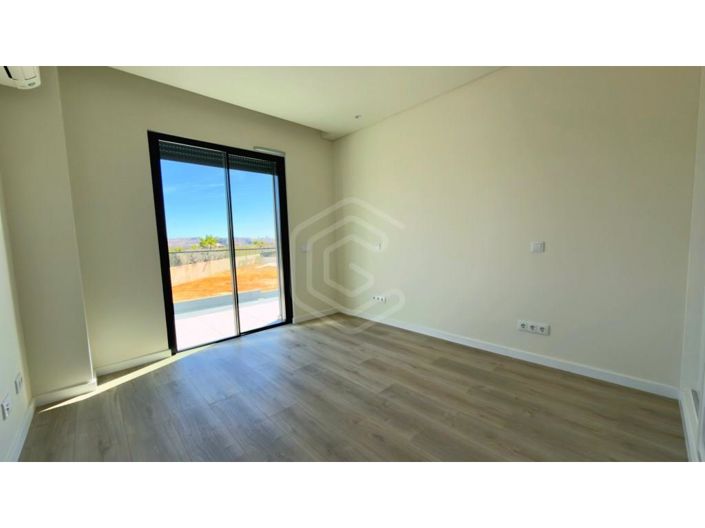 Image No.22-4 Bed House for sale