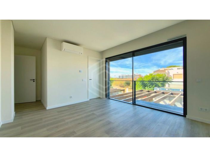 Image No.26-4 Bed House for sale