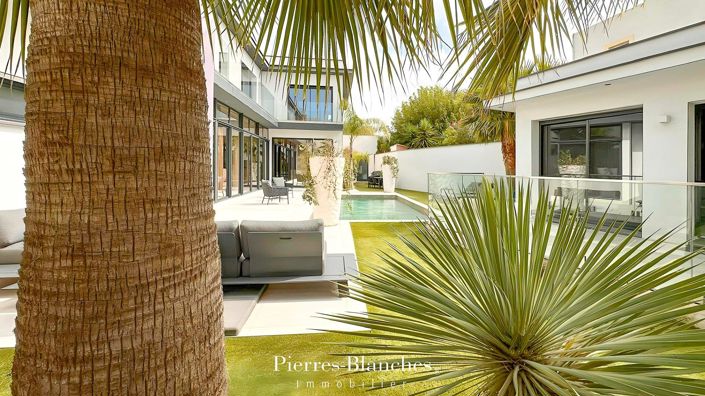 Image No.1-5 Bed House for sale