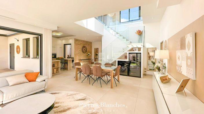 Image No.1-4 Bed House for sale
