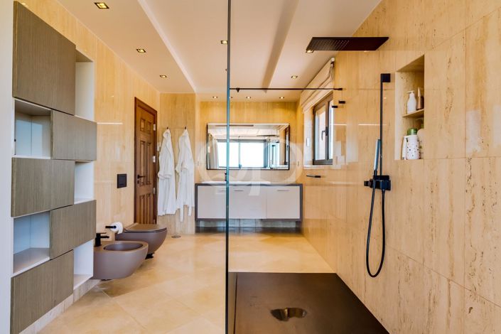 Image No.35-5 Bed House for sale