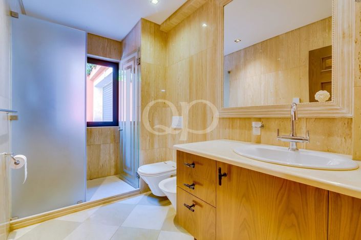 Image No.41-5 Bed House for sale