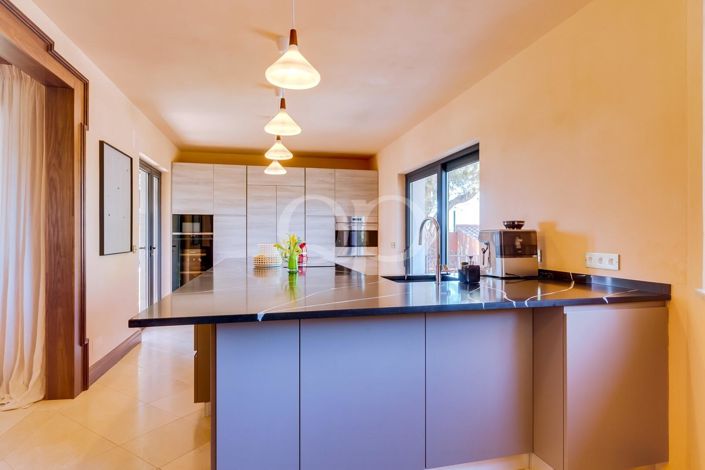 Image No.6-5 Bed House for sale