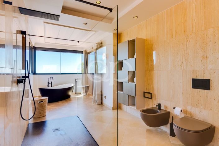 Image No.9-5 Bed House for sale