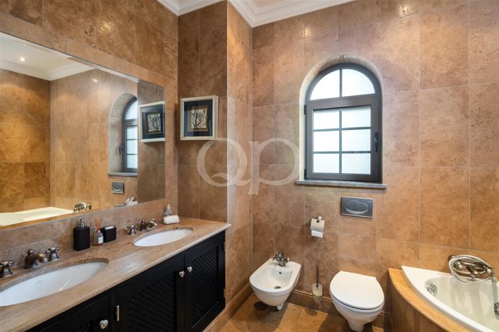 Image No.26-6 Bed House for sale