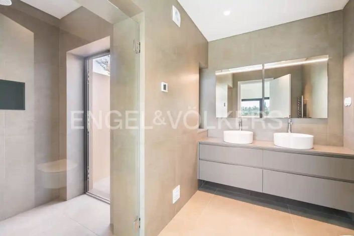 Image No.34-4 Bed House for sale