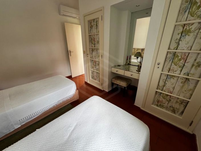 Image No.25-4 Bed House for sale