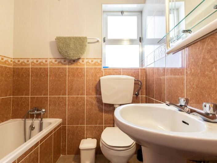 Image No.34-10 Bed House for sale