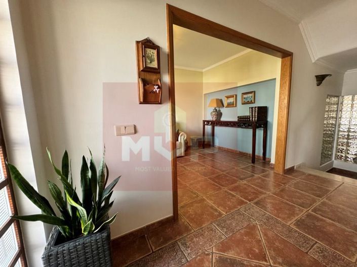 Image No.1-5 Bed House for sale